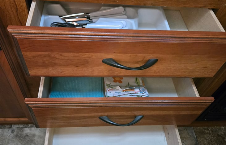 Storage - utensils & dish towels supplied