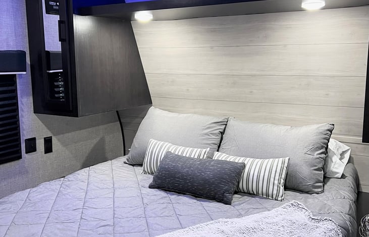 Private bedroom w/ queen size bed