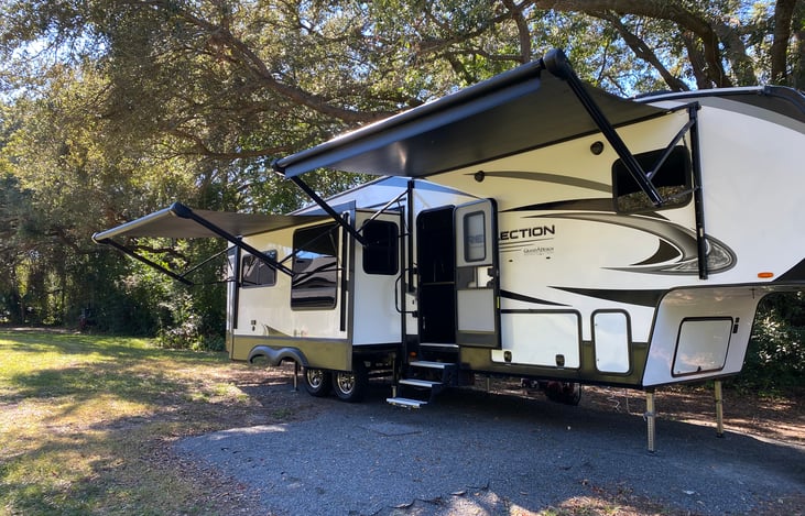 Double awnings help keep the patio and interior cool. Have it made in the shade 😎