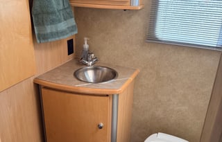 2007 Winnebago Navion 23H