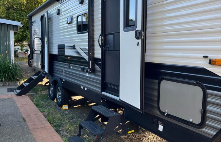 Features double entrances with steps, along with a storage compartment located beneath the master bed.