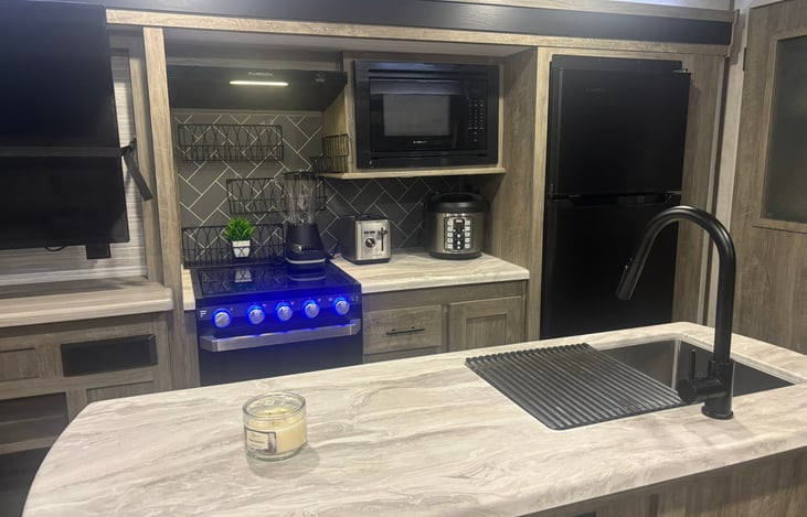 Fully equipped kitchen including rice cooker, blender, and toaster — perfect for preparing meals comfortably during your stay.