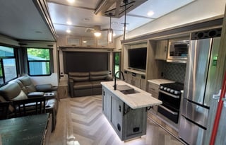 Full Sized Fifth Wheel for Full Time Fun