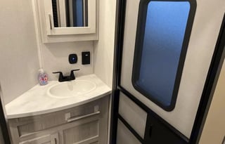 Amazing RV -2 Bedrooms, 1.5 Baths, Fully Equipped!