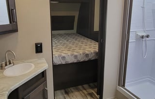 Dual-Suite Retreat Family Bunkhouse 32' Transcend