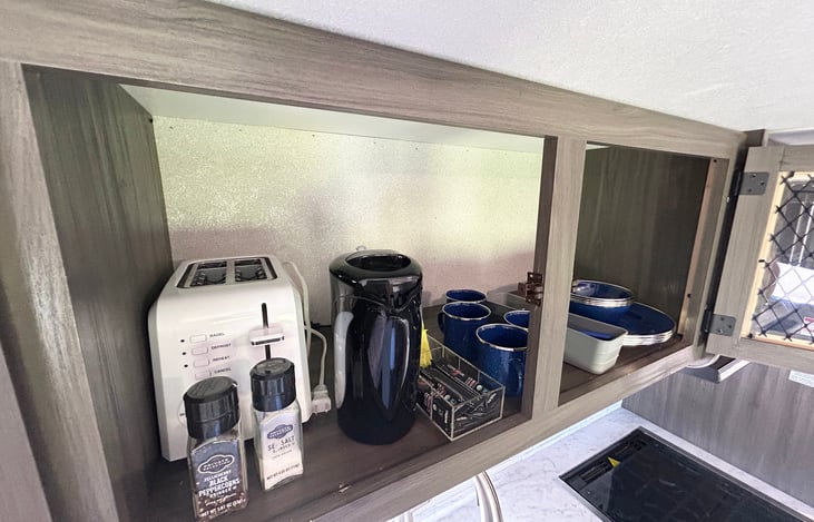 Our kitchen is equipped with a toast, kettle, small selection of coffee / tea / hot cocoa, silverware, plates, cups.