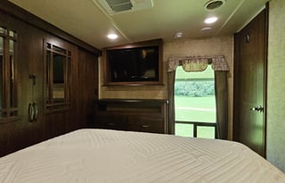 2 Bedroom, 2 Bath Luxury RV