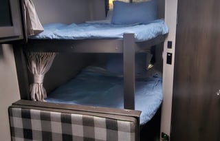 Great Family Getaway w/ Bunk House (DELIVERY ONLY)
