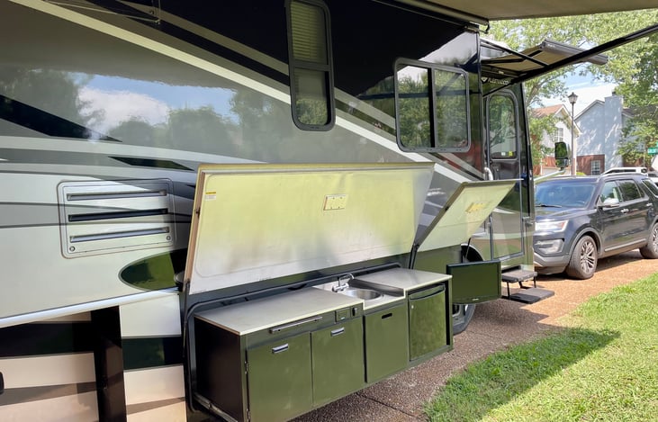 Outdoor kitchen and flat screen tv!