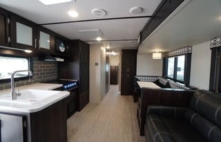 Bunk House/pet & festival friendly sleeps 9