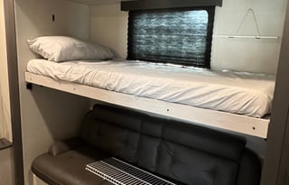 **Campy the SUPER COOL pet friendly 5th Wheel**