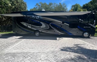 2022 Thor Outlaw 38KB toy hauler