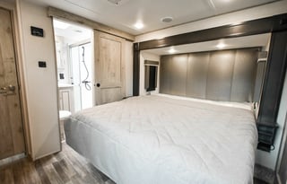 2022 Glamping Keystone Avalanche 5th wheel