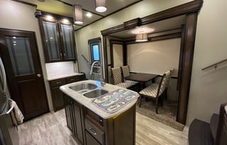 43’ Luxurious & Spacious 5th Wheel