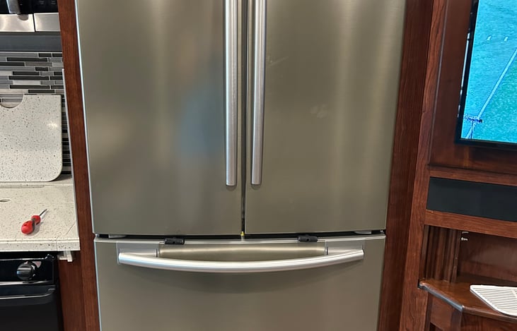 Residential 2 door refrigerator/freezer and ice maker