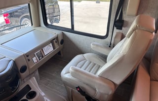 2021 Thor Motor Coach Miramar 34.6