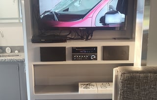 Spacious camper with the amenities of home