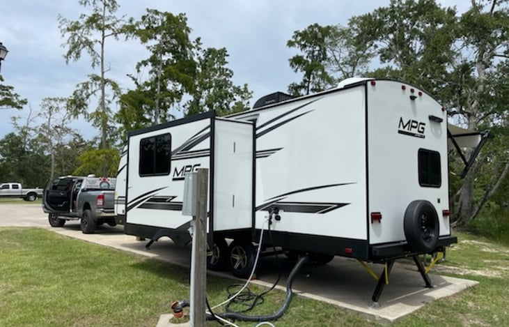 2022 MPG 2500BH back view with slide out