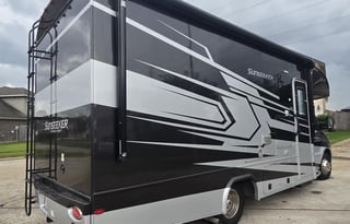 Wander in Style: Spacious Mercedes Class C 2020