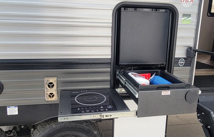 Outdoor induction cook top and fridge
