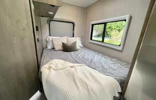 Modern RV – Pet Friendly, Easy, & Road-Trip Ready!