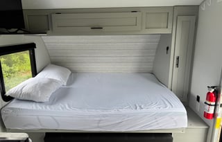 Coastal Camping !  Easy to tow!  Sleeps 5-6/Bunks!