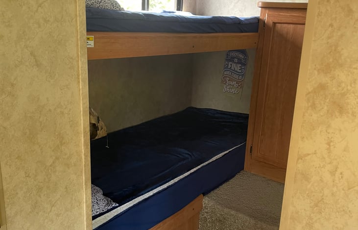 2 sets of bunk beds, with closet in between. Perfect for family’s!