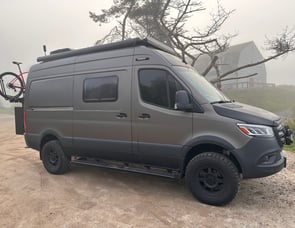 Winnebago Revel 44E