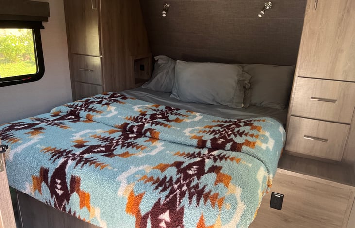 Comes with linens and extra blankets. 2 closets, overhears store and store under the bed