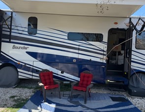 Fleetwood RV Bounder 35K