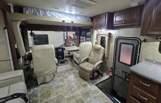 2014 Thor Motor Coach Miramar 32 1