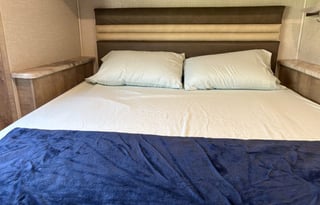 2019 Coachman Leprechaun 26' Sleeps up to 7