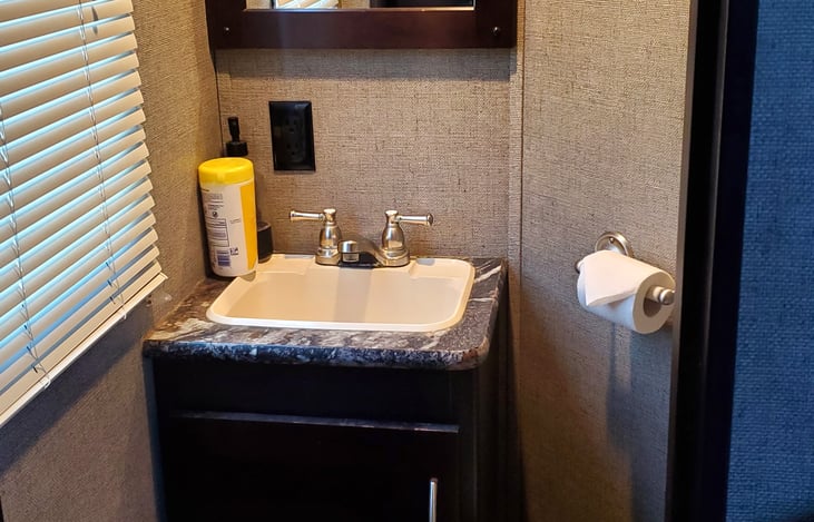 Secondary bathroom in toybox area