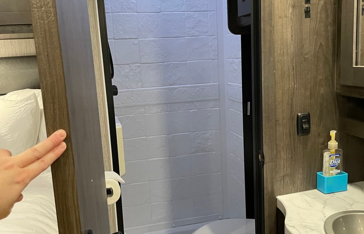 Bathroom (please pardon the poor cropping of this picture)