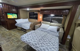 2014 Thor Motor Coach Miramar 32 1