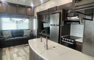 Gorgeous 5th wheel for large group - sleeps 8!