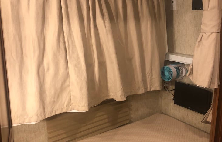 Arranged for a large, full length closet.  A 6 ft clothes bar for hang all your clothes in without squeezing.