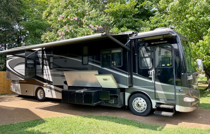 Retractable awning and outdoor kitchen to enjoy the great outdoors!