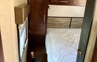 8 Person RV  With All The Features!