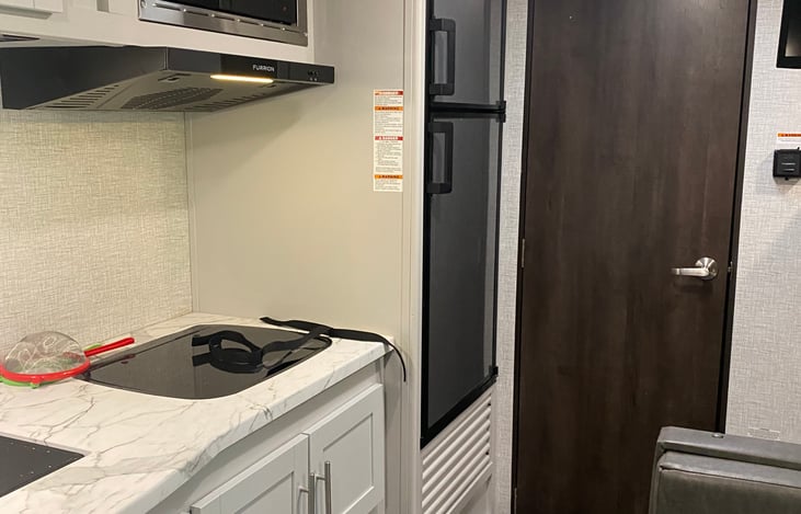 Fridge and freezer are eclectic or gas option.