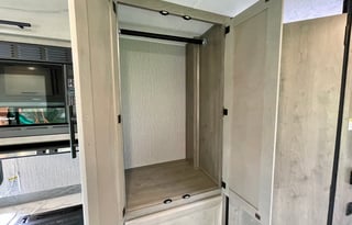 Modern RV – Pet Friendly, Easy, & Road-Trip Ready!