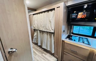 2022 Thor Four Winds 31E (with Bunkhouse)