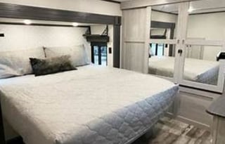 Hannah Montana Sleeps 10, Loft 2 entry doors