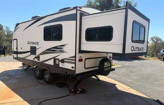 Spacious Clean 23' Outback Trailer w/slideout Bed