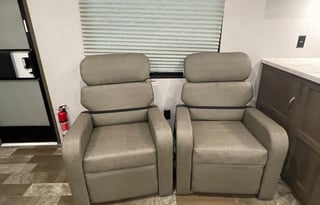 2020 EAST TO WEST Memories & and relaxation RV