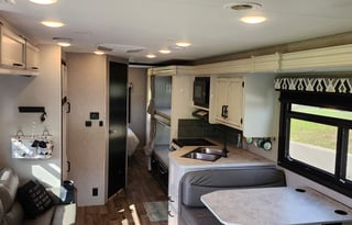 Sleeps 8 with Queen, Bunkbeds, Shower, Kitchen+