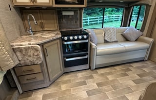 Kid and Pet Friendly Classy Chateau RV!