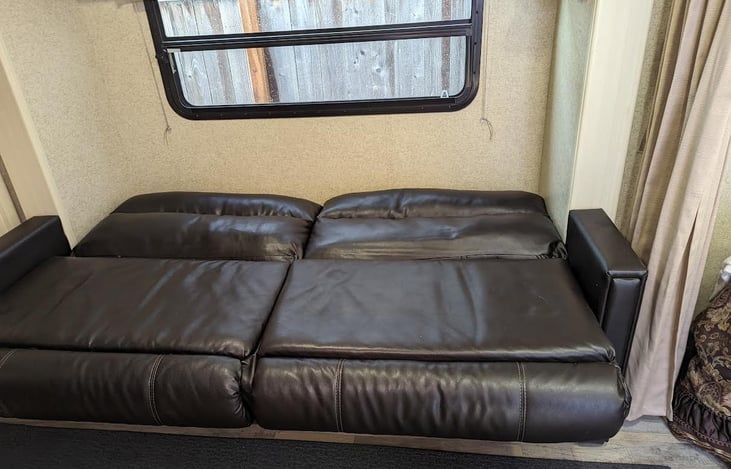 Pull out sofa bed (comfortably sleeps one adult/two kiddos)