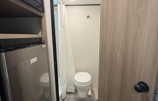 Clean & Cozy Coleman 17B Camper