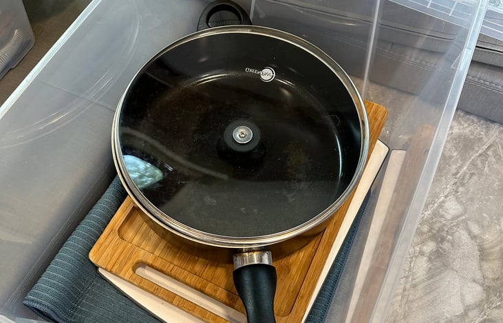 Tub with Extra kitchen equipment